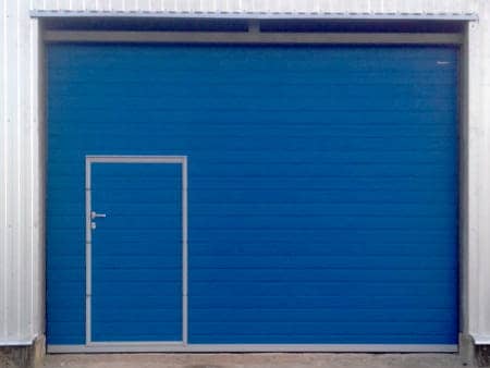 Секционные ворота с калиткой Doorhan RSD02 3400х2600